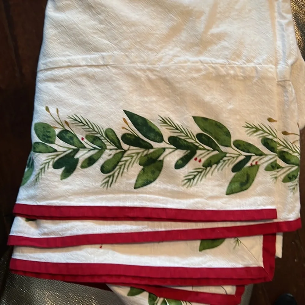 Threshold Christmas holly Tablecloth